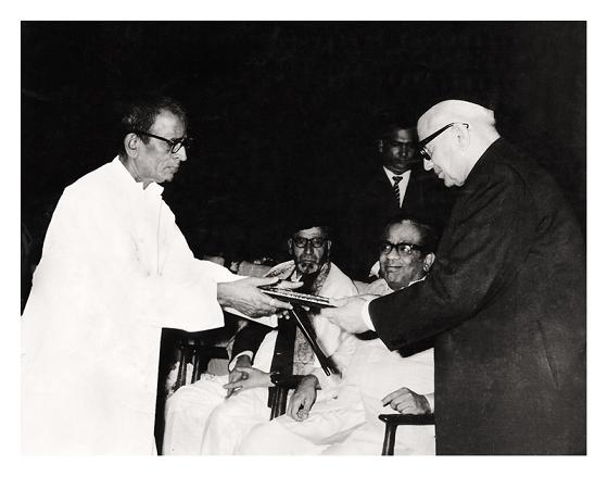 Gajananbuwa receiving Sangeet Natak Academy Award